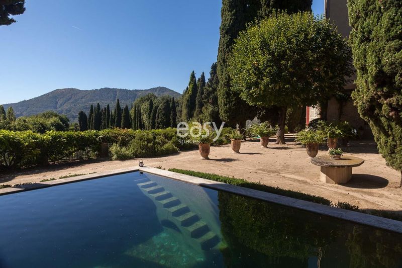 location for a photo shoot featuring a swimming pool in the city of Nice on the French Riviera